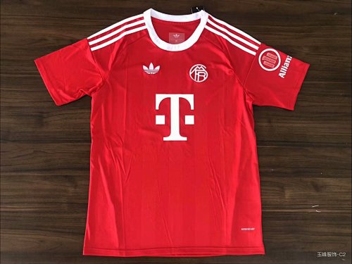25/26The goalkeeper of Bayern Munich is redS-2XL